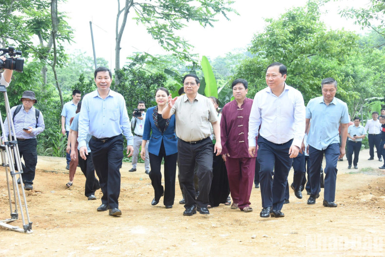 范明正总理走访慰问平省沱北县贫困家庭。