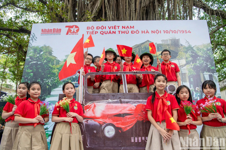 小学生与再现模型合影。