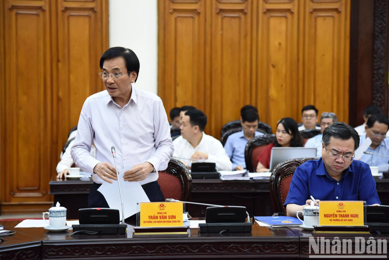 政府办公厅主任陈文山部长发表讲话。