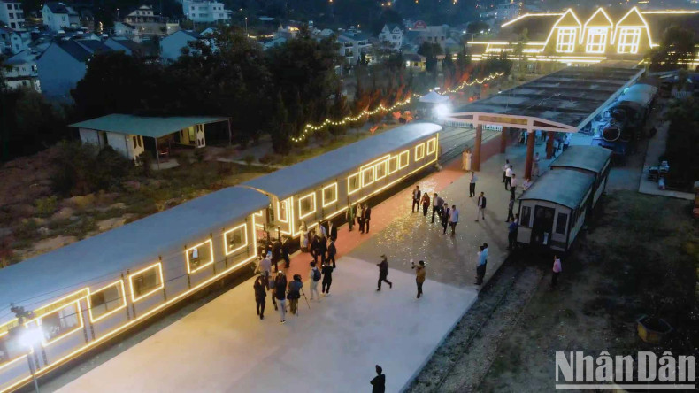 名为“大叻夜间旅程”的林同省大叻至凉寨夜间列车是越南铁路部门新开发的旅游产品之一。乘坐全程长达近7公里的从大叻到凉寨火车站的夜间列车时,游客对铁路行业的新服务和大叻夜间景观非常感兴趣。 名为“大叻夜间旅程”的林同省大叻至凉寨夜间列车是越南铁路部门新开发的旅游产品之一。乘坐全程长达近7公里的从大叻到凉寨火车站的夜间列车时,游客对铁路行业的新服务和大叻夜间景观非常感兴趣。