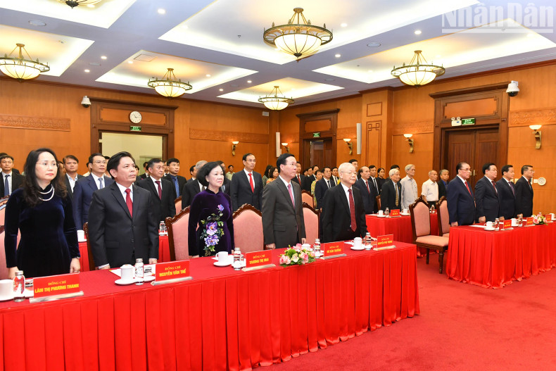 越南党和国家领导、前领导人出席仪式。