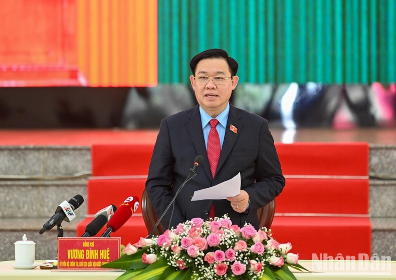 国会主席王廷惠在安江省军事指挥部发表指导性讲话。 国会主席王廷惠在安江省军事指挥部发表指导性讲话。