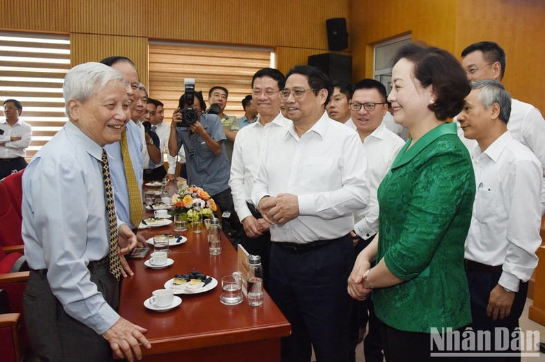 政府总理和各位新闻工作者。