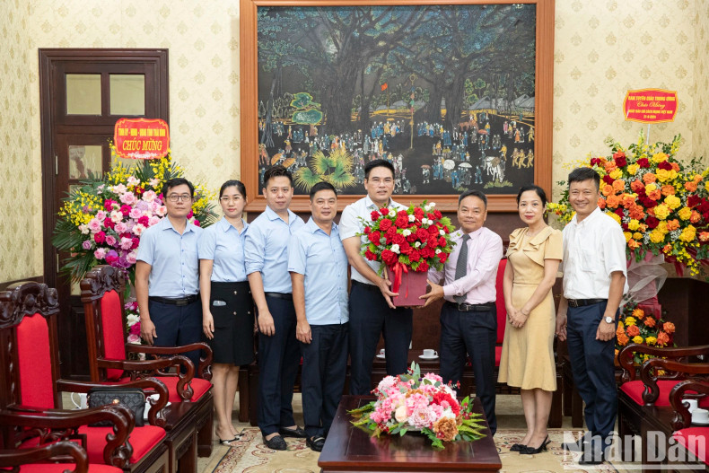 《人民报》社副总编辑丁如欢和由邓玉海副总经理率领的河内清洁水公司代表团。 《人民报》社副总编辑丁如欢和由邓玉海副总经理率领的河内清洁水公司代表团。