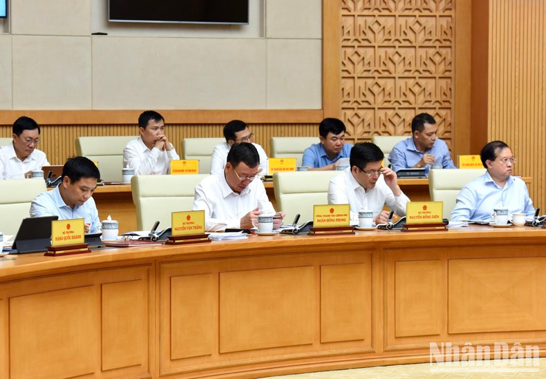 各位部长出席会议。 各位部长出席会议。