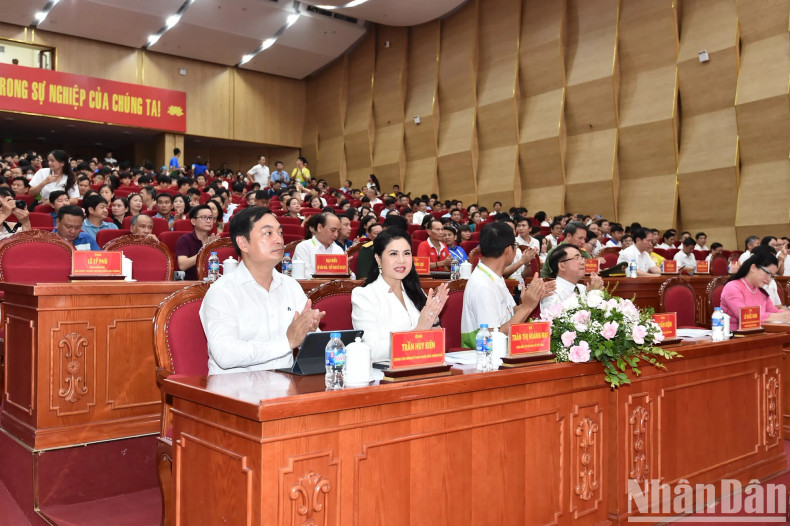 各位代表出席闭幕式。