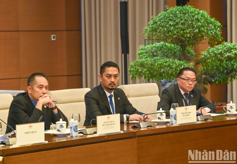 马来西亚国会下议院议长佐哈里·阿卜杜勒一行。