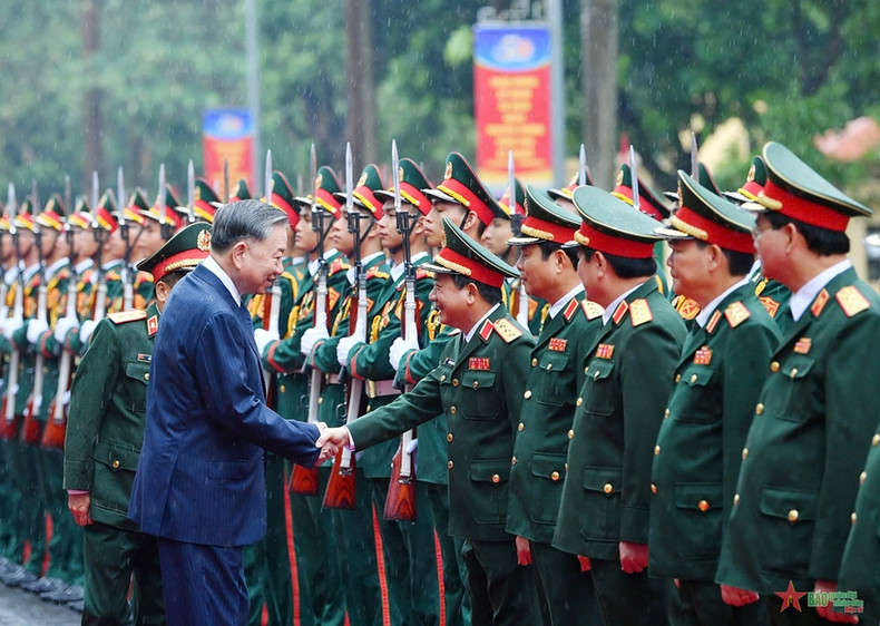 国防部领导迎接苏林总书记、国家主席。 国防部领导迎接苏林总书记、国家主席。