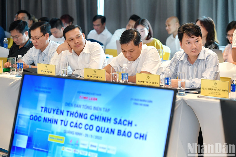 各位代表出席论坛。