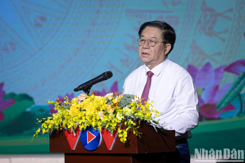 越共中央政治局委员、中央书记处书记、中央宣教部部长、中央35号指委会副主任阮重义发表讲话。 越共中央政治局委员、中央书记处书记、中央宣教部部长、中央35号指委会副主任阮重义发表讲话。