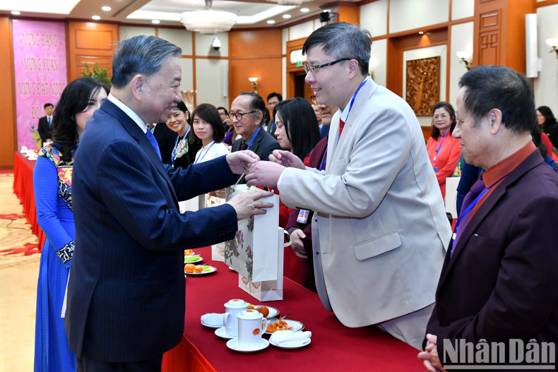 苏林总书记向侨胞代表赠送礼物。 苏林总书记向侨胞代表赠送礼物。