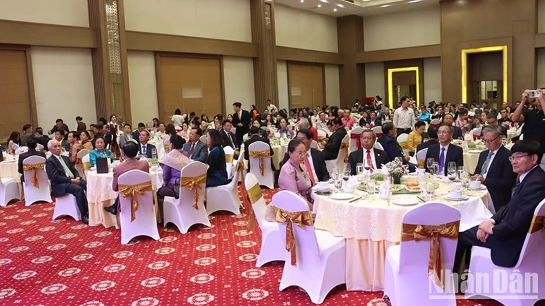 招待会场景。 招待会场景。