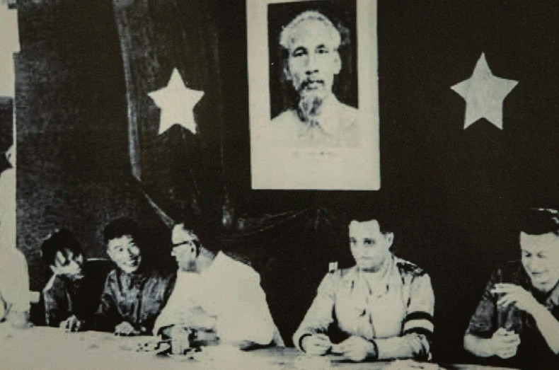 党中央南方局副书记范雄(左三)在南部停战联合委员会中的越南人民军队代表团总部会见国际管制与监督委员会。 党中央南方局副书记范雄(左三)在南部停战联合委员会中的越南人民军队代表团总部会见国际管制与监督委员会。