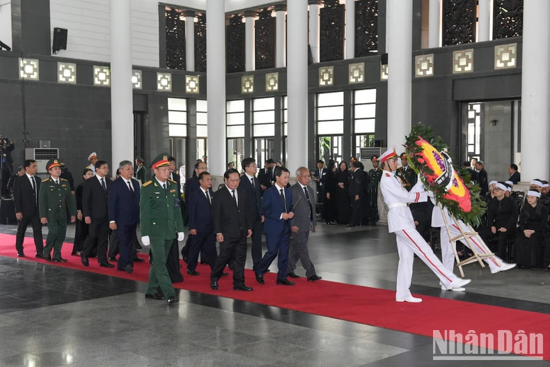 崑嵩省代表团吊唁阮富仲总书记逝世。