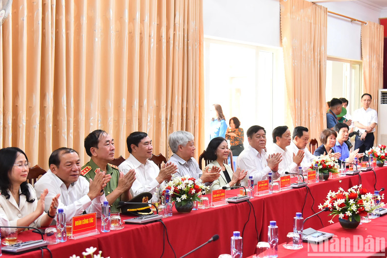 张氏梅女士和各位代表。 张氏梅女士和各位代表。