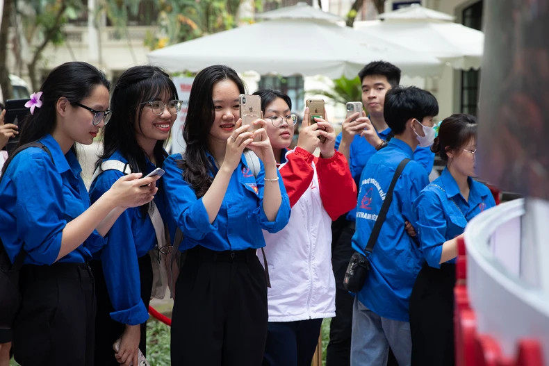 学生们欣赏围绕着直径5.5 米,高3米多的圆形全景图《奠边府战役》,并通过360全景画模型体验了增强现实(AR)技术。 学生们欣赏围绕着直径5.5 米,高3米多的圆形全景图《奠边府战役》,并通过360全景画模型体验了增强现实(AR)技术。