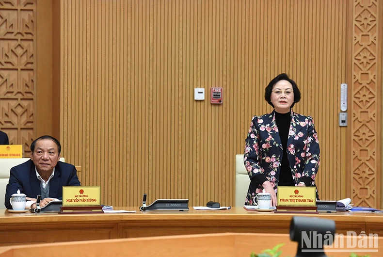 内务部部长范氏青茶发表讲话。