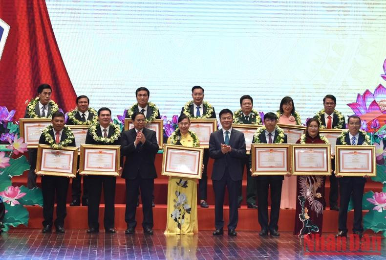 范明正总理、司法部长黎成龙和荣获政府总理的奖状的个人、集体。 范明正总理、司法部长黎成龙和荣获政府总理的奖状的个人、集体。