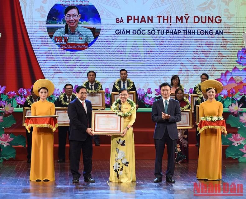 范明正总理向在响应越南法律10年来取得优秀成绩的个人颁发奖状。 范明正总理向在响应越南法律10年来取得优秀成绩的个人颁发奖状。