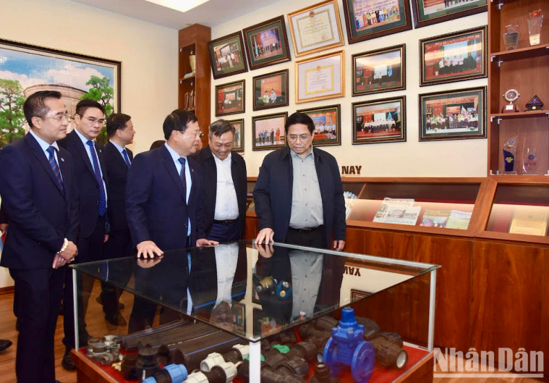 政府总理范明正参观河内清洁水公司安负水厂传统室。 政府总理范明正参观河内清洁水公司安负水厂传统室。