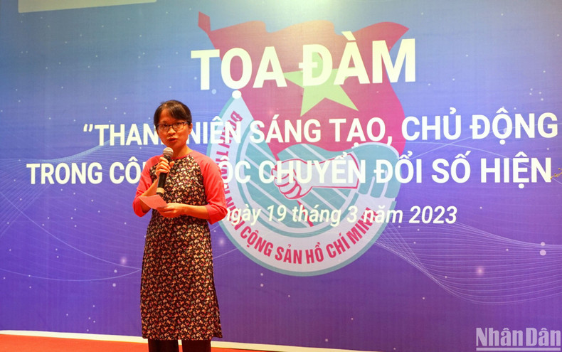 邮电技术学院教授黎武碟博士在座谈会上发言。