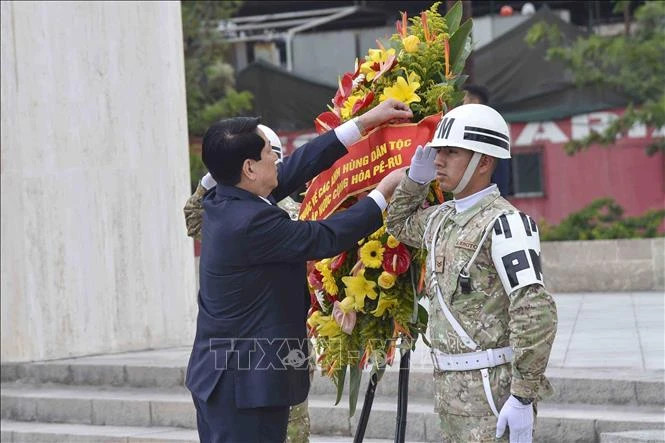 越南国家主席梁强在秘鲁民族英雄和独立先驱纪念碑上鲜花。