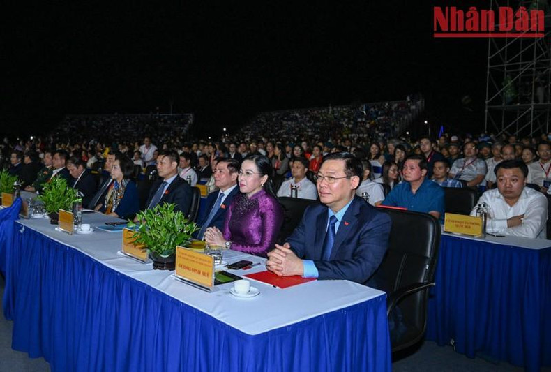 国会主席王廷惠和各位代表出席仪式。 国会主席王廷惠和各位代表出席仪式。