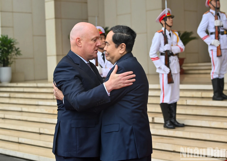 国会主席陈青敏为新西兰总理克里斯托弗•卢克森送行。 国会主席陈青敏为新西兰总理克里斯托弗•卢克森送行。