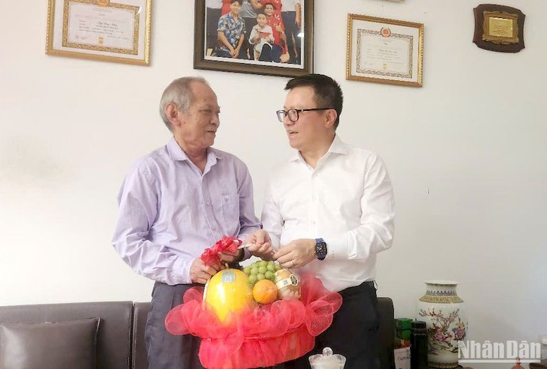 《人民报》社总编辑黎国明探望原《广南——岘港报》总编辑吴归仁。