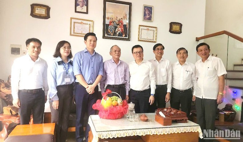 《人民报》社总编辑黎国明探望原《广南——岘港报》总编辑吴归仁。