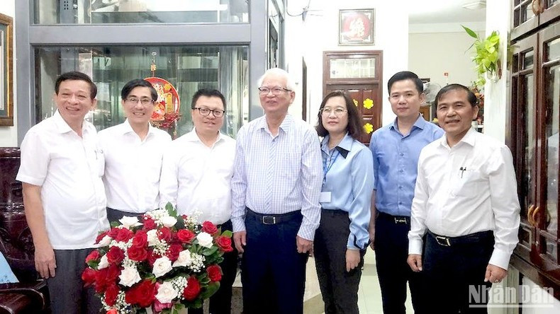 《人民报》社总编辑黎国明，原广南省广播电台台长、原广南省新闻工作者协会主席黎黄灵合影。