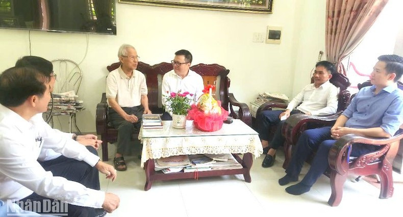 《人民报》社总编辑黎国明探望原《广南报》总编辑胡维丽。