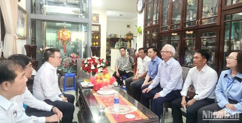 《人民报》社总编辑黎国明探望原广南省广播电台台长、原广南省新闻工作者协会主席黎黄灵。