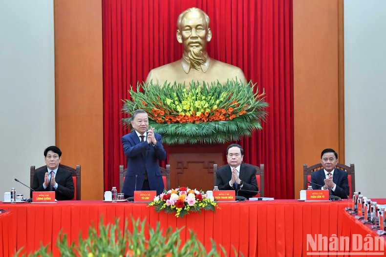 苏林总书记和党、国家领导主持会议。 苏林总书记和党、国家领导主持会议。