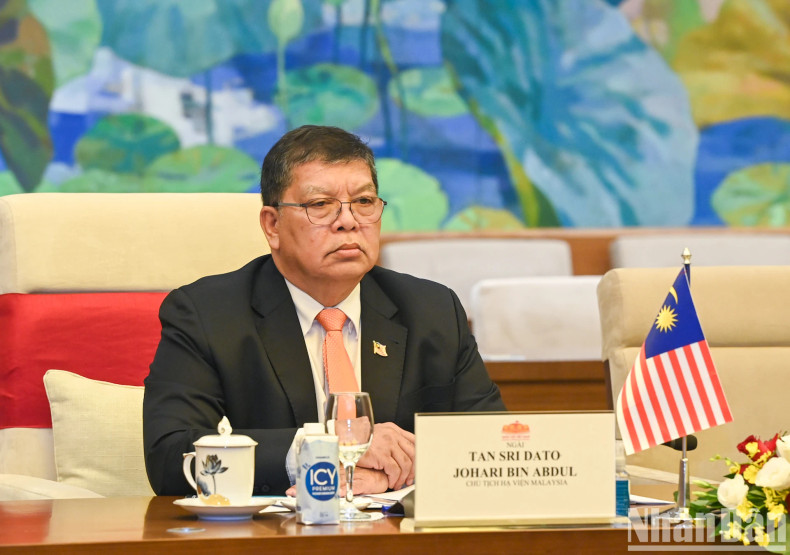 马来西亚国会下议院议长佐哈里·阿卜杜勒在会谈上发表讲话。