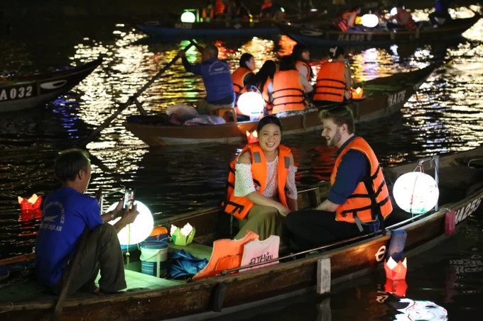 2023年12月31日游客乘船游览会安古街。（图片来源：sggp.org.vn）