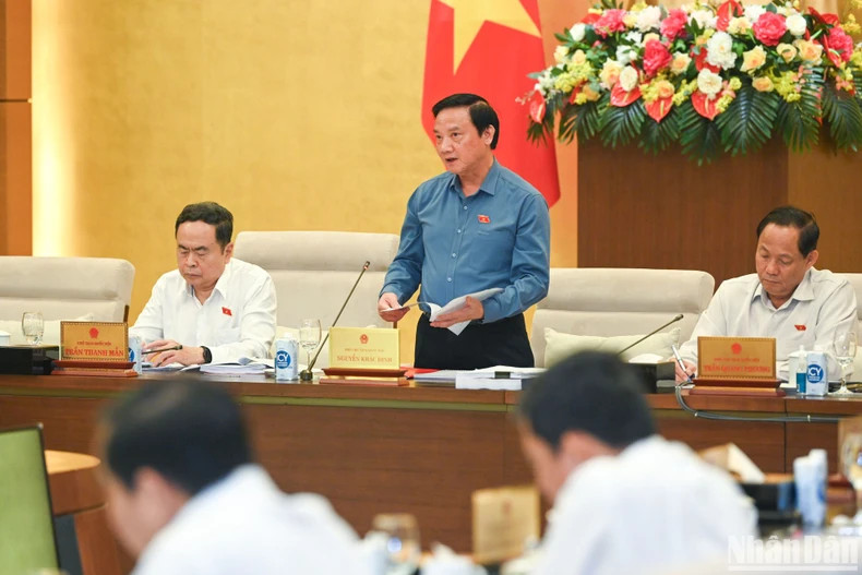 越南国会副主席阮克定发表讲话。