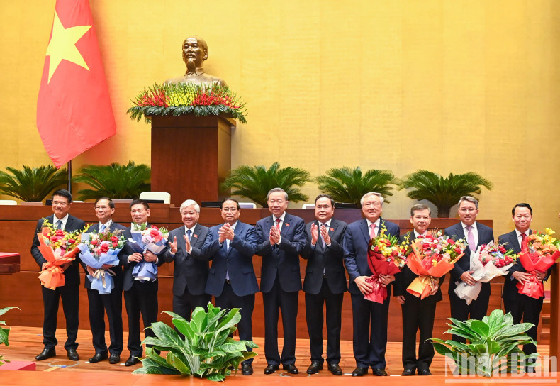 党和国家领导向新任政府副总理、最高人民法院院长、最高人民检察院检察长、各位部长表示祝贺。