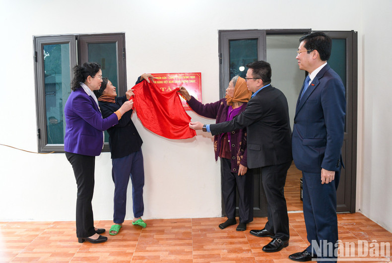 黎国明同志和黎氏水同志向当地人民移交爱心房。