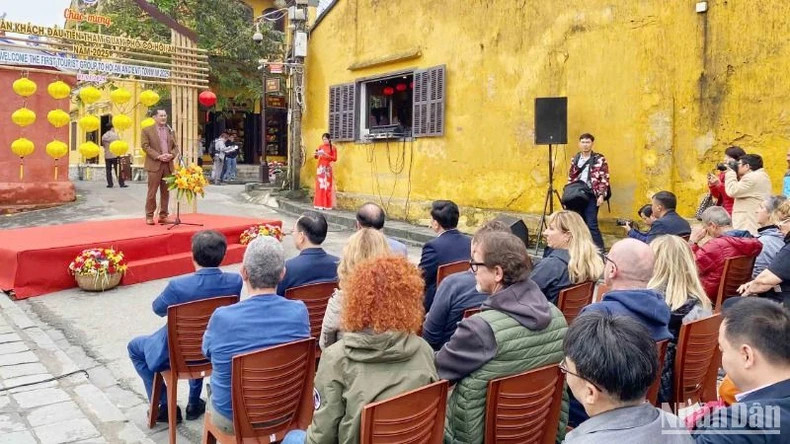 会安市领导欢迎来自意大利的游客。 会安市领导欢迎来自意大利的游客。