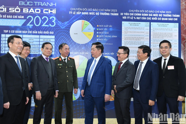 与会代表交流。 与会代表交流。