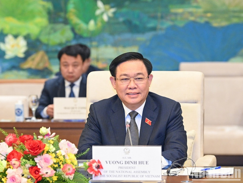 国会主席王廷惠在会见时发表讲话。