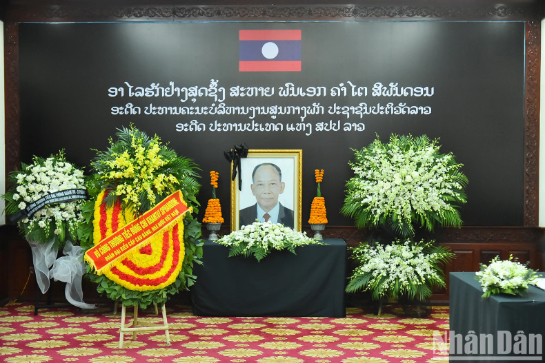 越南国家主席梁强吊唁坎代· 西潘敦大将逝世【组图】 ảnh 1