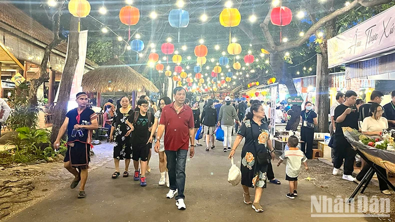 2024年西贡旅游美食节吸引众多人前来参加。 2024年西贡旅游美食节吸引众多人前来参加。