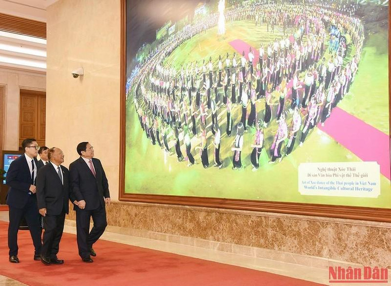 范明正总理向柬埔寨国会主席韩桑林介绍关于越南风土人情的图像。 范明正总理向柬埔寨国会主席韩桑林介绍关于越南风土人情的图像。