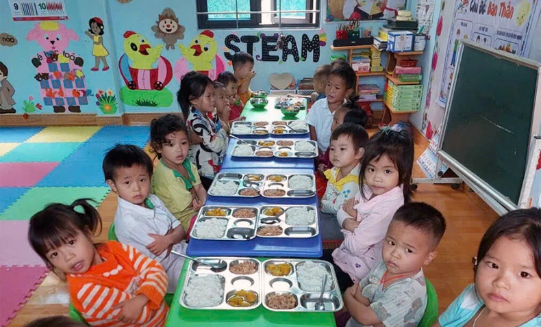 在“助学前行”项目的支持下,林平县春立乡奎庄村学校学生们享用午餐。 在“助学前行”项目的支持下,林平县春立乡奎庄村学校学生们享用午餐。