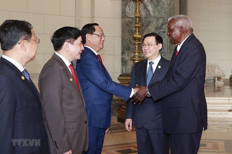 越南国会主席王廷惠向古巴全国人民政权代表大会主席埃斯特万•拉索•埃尔南德斯介绍越南代表团。 越南国会主席王廷惠向古巴全国人民政权代表大会主席埃斯特万•拉索•埃尔南德斯介绍越南代表团。