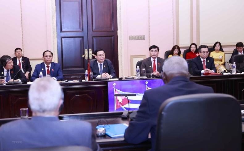 国会主席王廷惠在会谈上发表讲话。 国会主席王廷惠在会谈上发表讲话。