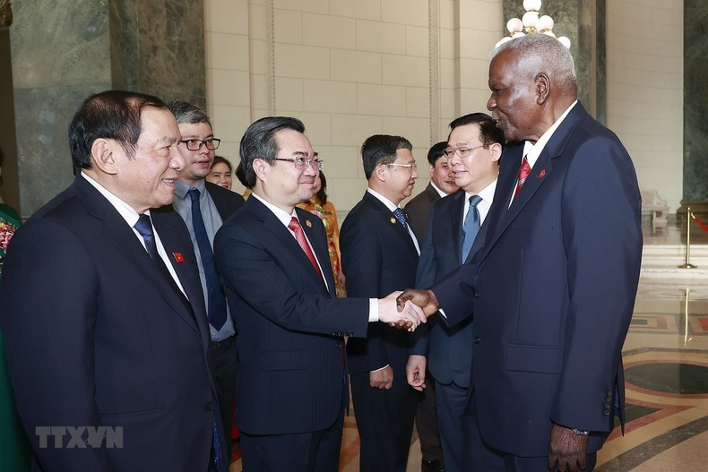 越南国会主席王廷惠向古巴全国人民政权代表大会主席埃斯特万•拉索•埃尔南德斯介绍越南代表团。 越南国会主席王廷惠向古巴全国人民政权代表大会主席埃斯特万•拉索•埃尔南德斯介绍越南代表团。
