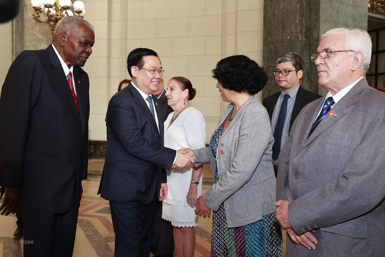 古巴全国人民政权代表大会主席埃斯特万•拉索•埃尔南德斯向越南国会主席王廷惠介绍古巴代表团。 古巴全国人民政权代表大会主席埃斯特万•拉索•埃尔南德斯向越南国会主席王廷惠介绍古巴代表团。